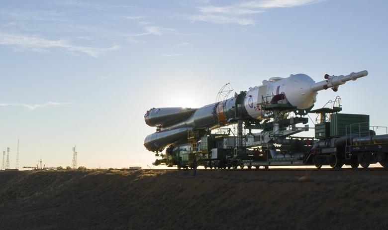 «Союз МС-10» везут на стартовую площадку