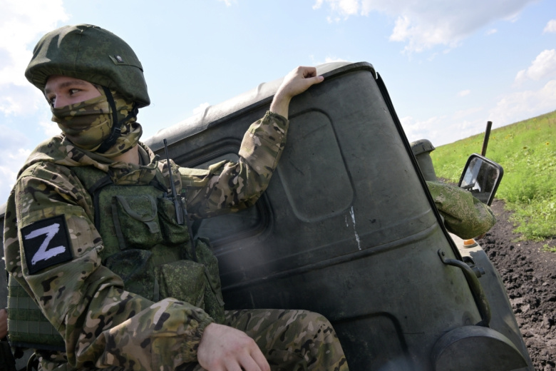 Реактивная система залпового огня БМ-21 «Град» выдвигается на огневую позицию на Купянском направлении