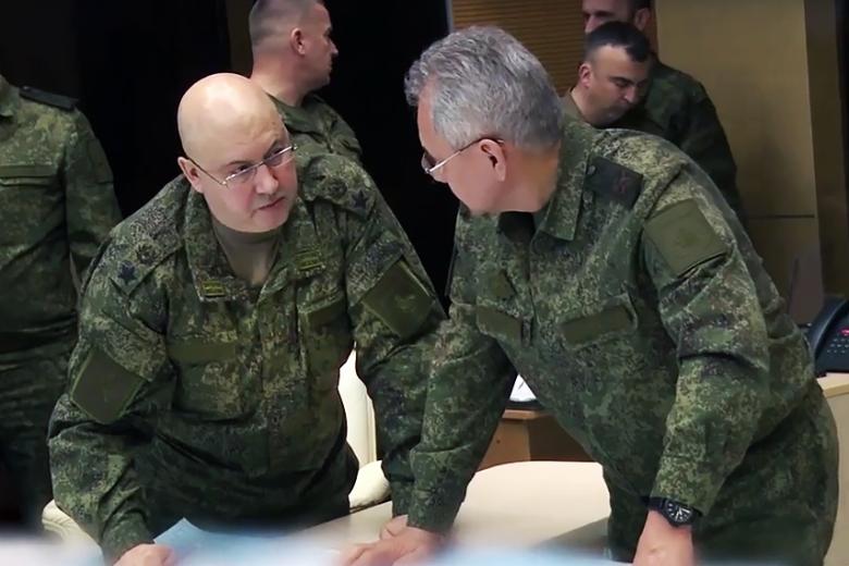 Министр обороны РФ Сергей Шойгу (справа) и командующий объединенной группировкой войск в зоне проведения СВО Сергей Суровикин