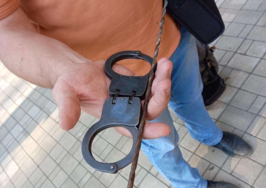 Наручники и сверло, с которыми отец Феофан пришел на интервью