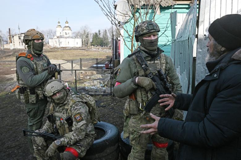Эвакуация гражданского населения военнослужащими группы «Аида» спецназа «Ахмат» из села Казачья Локня в Суджанском районе Курской области