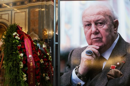 Гроб с телом Церетели привезли в церковь Дидубийского пантеона