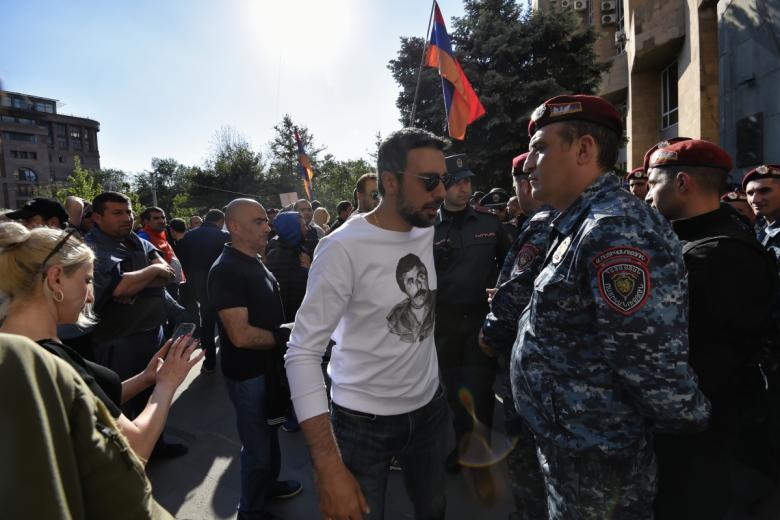 Сотрудники полиции и участники шествия сторонников армянской оппозиции в Ереване