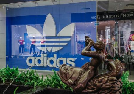 Экономист раскрыл, когда Adidas откроет собственные магазины в России