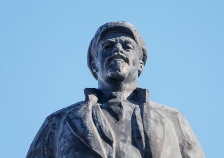 Появились кадры с «оседлавшими» памятник Ленину скейтбордистами
