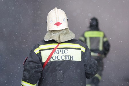 Огромный ангар на 3000 «квадратов» вспыхнул в Петербурге