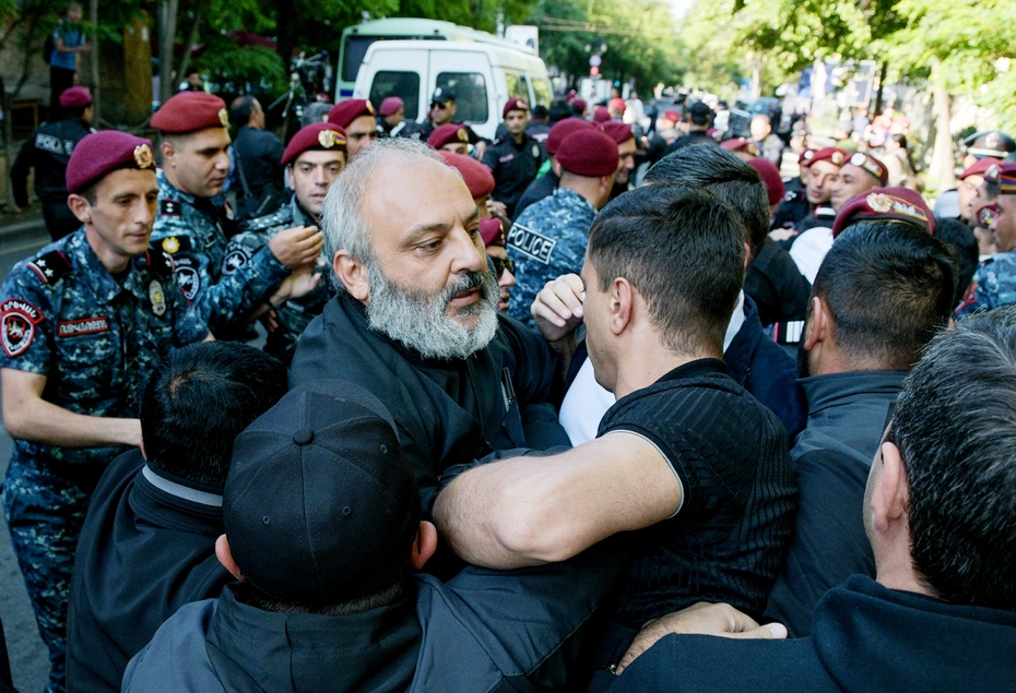 Лидер оппозиционного движения архиепископ Баграт Галстанян во время акции протеста