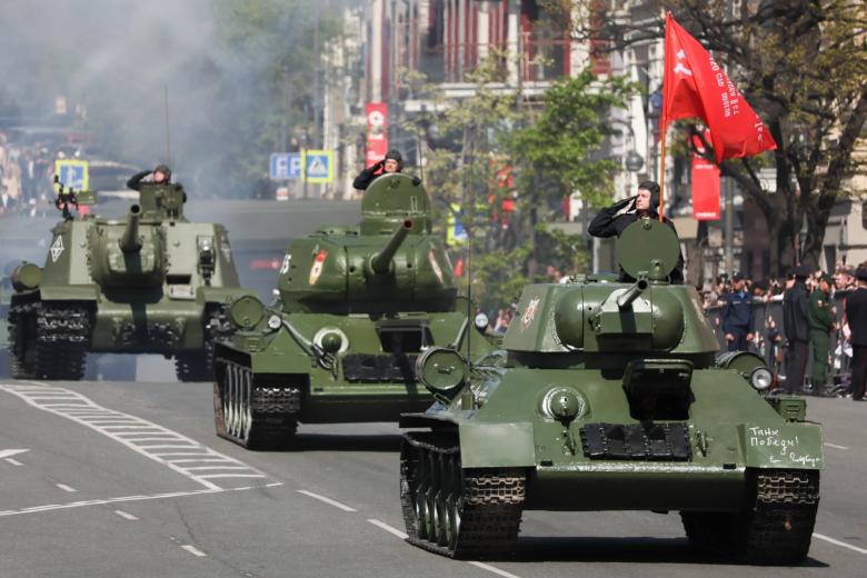 Владивосток. Танки Т-34-76 и Т-34-85 во время парада, посвященного 78-й годовщине победы в Великой Отечественной войне