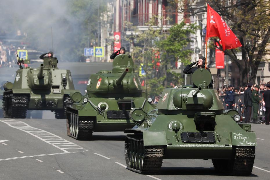 Владивосток. Танки Т-34-76 и Т-34-85 во время парада, посвященного 78-й годовщине победы в Великой Отечественной войне