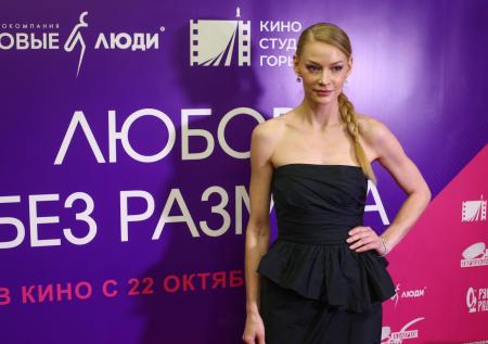 «Это моветон»: Ходченкову раскритиковали за наряд на премьере фильма