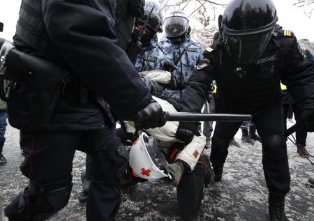 Начались задержания сторонников Навального на Комсомольской площади Москвы