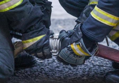 Огонь полностью охватил 14-этажный жилой дом