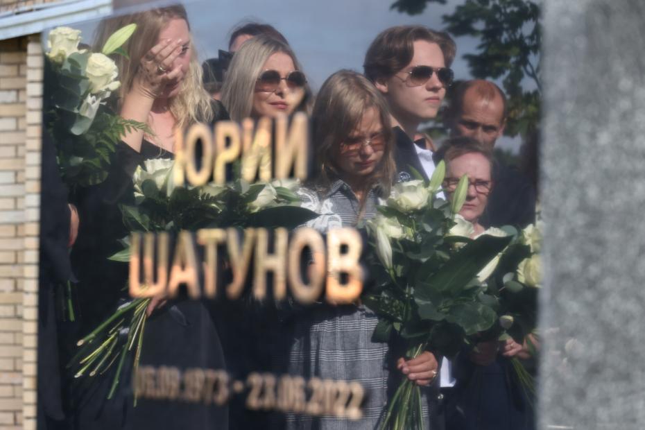 Дети солиста группы «Ласковый май» Юрия Шатунова Дэннис и Эстелла перед открытием памятника на его могиле на Троекуровском кладбище