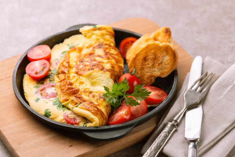 Пышный омлет с овощами на сковороде