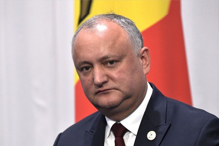 Додон обвинил Санду в поддержке ЛГБТ-сообщества