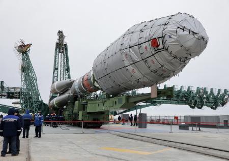 На Байконуре на стартовый стол установили ракету «Союз» 