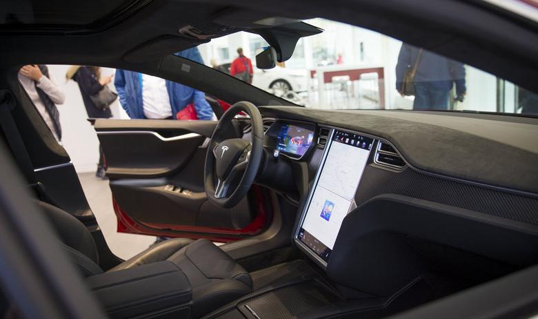 Салон электромобиля Tesla Model S
