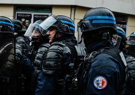 Мужчина, захвативший под Парижем заложницу, найден мёртвым