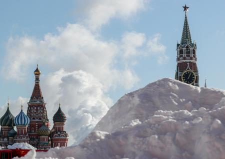 Рекордные сугробы в Москве: когда придет тепло и кончится снег, пробки