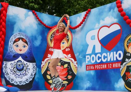 Кулачные бои, автопробег и парад дружбы: фото празднования Дня России