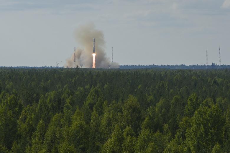 Пуск боевыми расчетами ВКС РФ ракеты-носителя среднего класса «Союз-2.1б»  с космодрома Плесецк