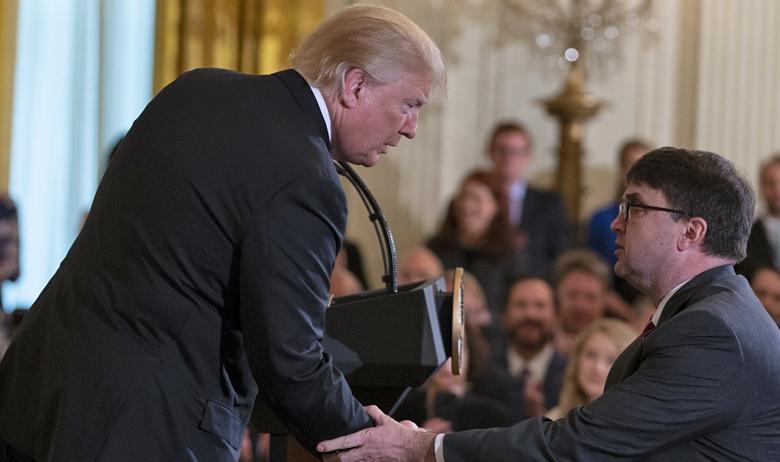 Президент США Дональд Трамп (слева)