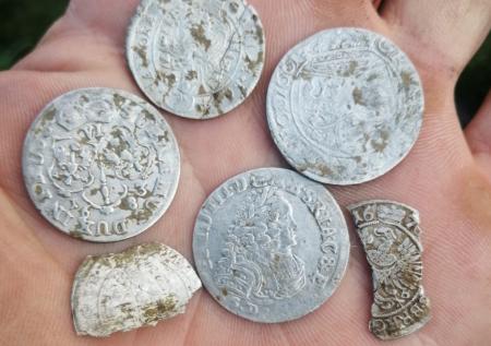 Найден тайник легендарного мошенника с монетами 300-летней давности