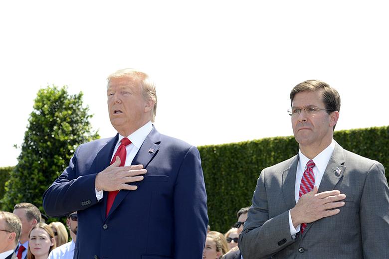 Дональд Трамп и Марк Эспер 