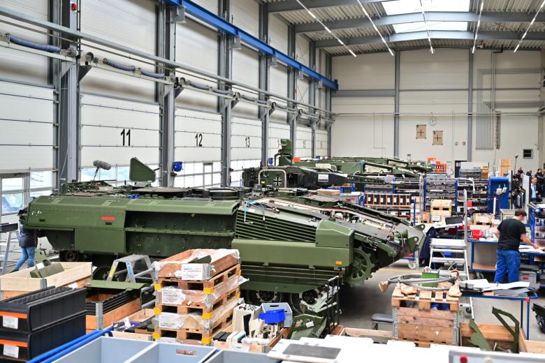 Боевые машины пехоты Puma стоят в производственном цехе концерна Rheinmetall