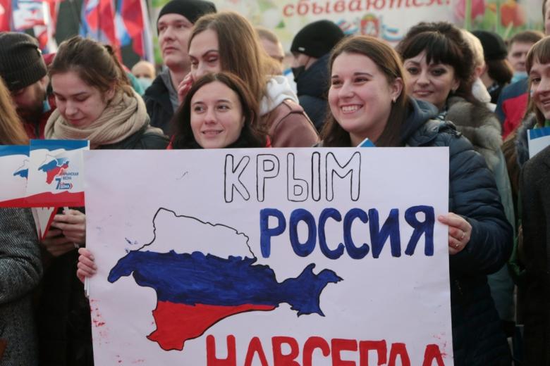 Зрители на праздничном концерте в честь годовщины Крымской весны в Симферополе