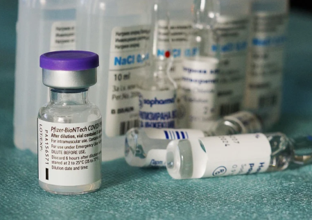 Учёные: третья доза вакцины от Pfizer высокоэффективна против «омикрона»