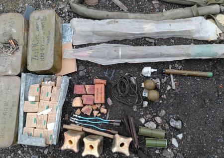 Росгвардейцы обнаружили в ДНР тайник с гранатометами и тротиловыми шашками