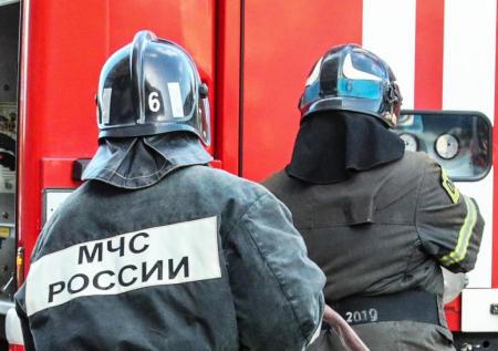 Пламя охватило пятиэтажку в одном из районов Москвы