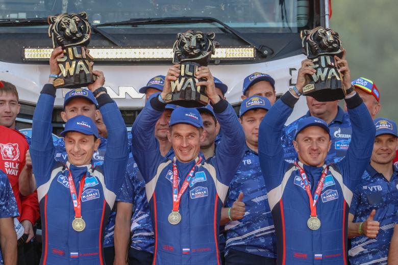 Экипаж команды KAMAZ-Master в составе Дмитрия Сотникова, Руслана Ахмадеева и Ильгиза Ахметзянова, завоевавших золотые медали в категории «Грузовики» международного ралли «Шелковый путь – 2022» на церемонии награждения в «Лужниках»