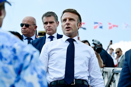 Нейросеть сгенерировала целующегося с мужчиной президента Франции