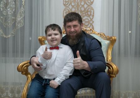 Кадыров провёл онкобольному мальчику экскурсию по Грозному