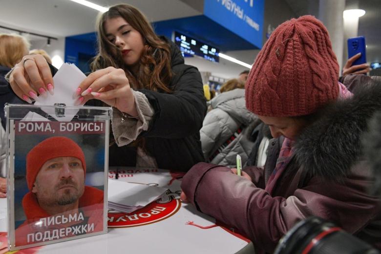 Зрители пишут письма поддержки олимпийскому чемпиону в танцах на льду Роману Костомарову