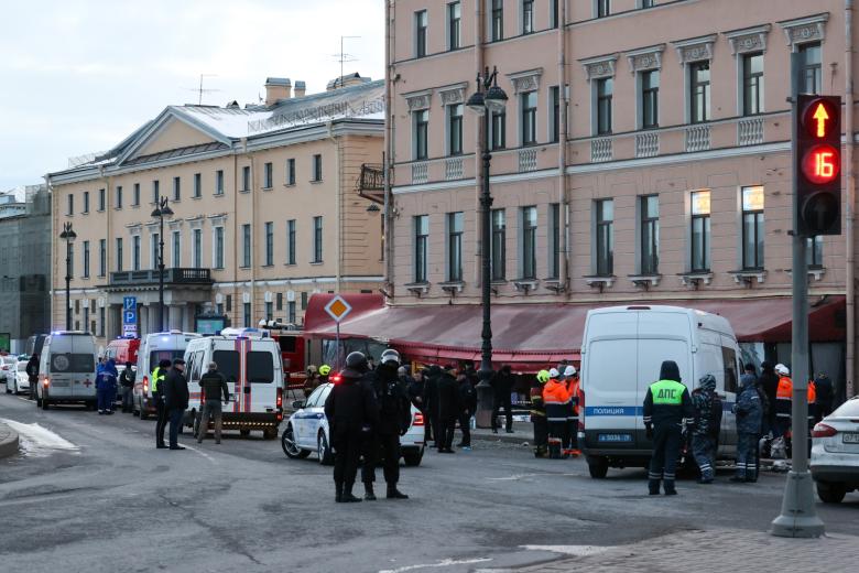 Последствия взрыва в кафе в Санкт-Петербурге