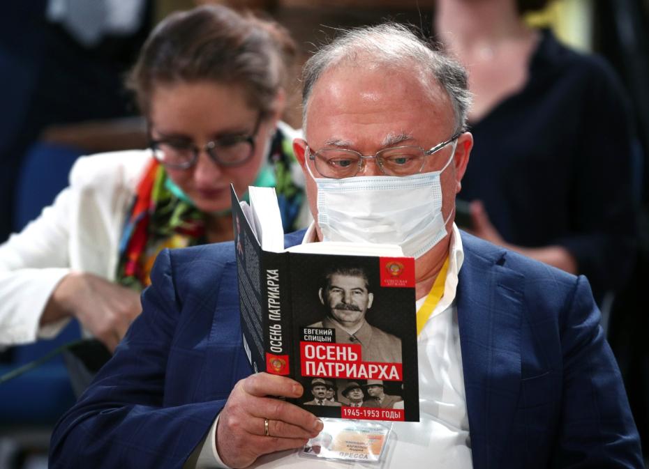 Журналист Андрей Караулов перед началом большой ежегодной пресс-конференции президента РФ Владимира Путина в Центре международной торговли на Красной Пресне, 2020 год