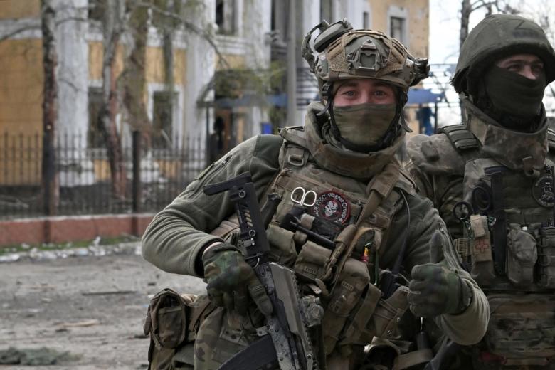 Бойцы ЧВК «Вагнер» около здания районной администрации в Артемовске