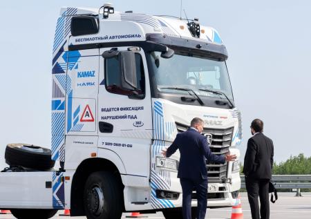 Беспилотные грузовики начали движение по всей трассе М-11