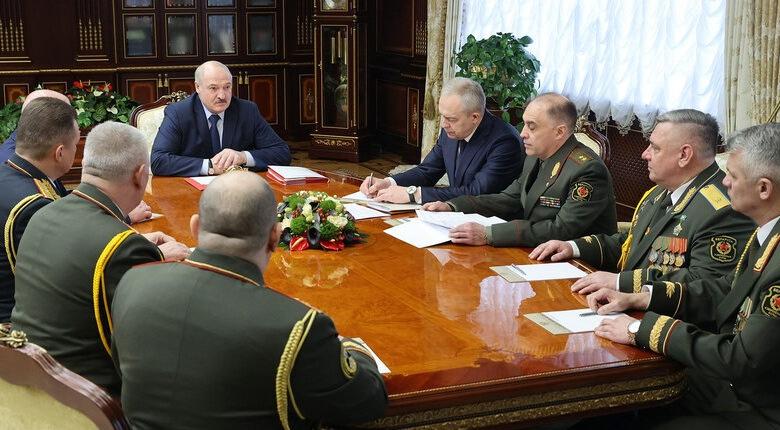 Александр Лукашенко (в центре)