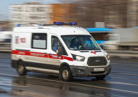 Москвич чудом выжил после падения с 13-го этажа на ветки деревьев