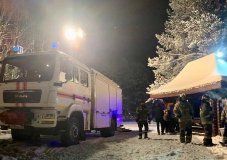 Шесть снегоходов провалились под лед в российском регионе