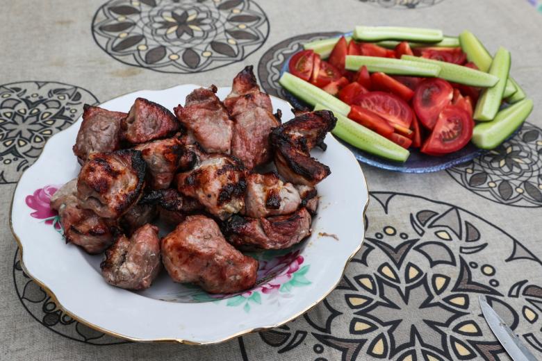 Приготовление шашлыка на дачном участке