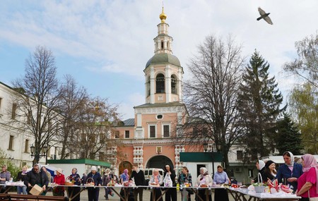 Светлая радость: фото освящения пасхальных куличей и яиц в Москве