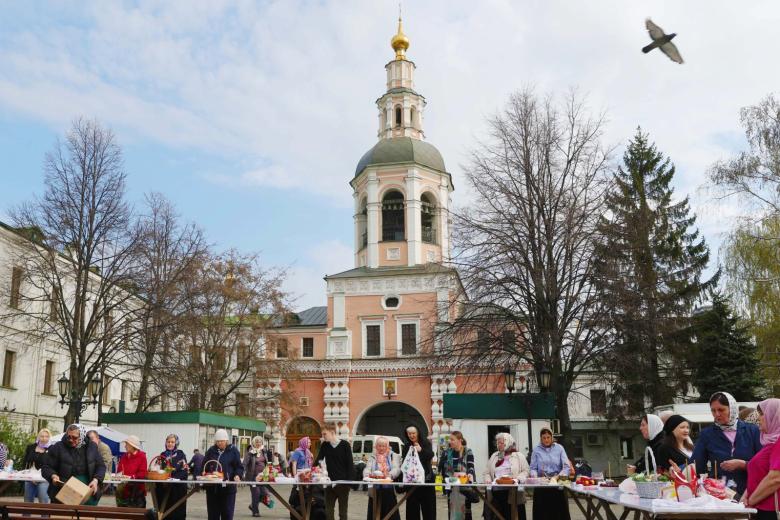 Освящение пасхальных куличей и яиц в Московском Даниловом монастыре
