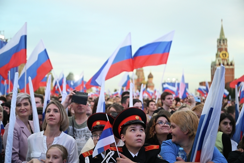 Зрители на праздничном концерте «Одна страна, одна семья, одна Россия!» на Красной площади в Москве