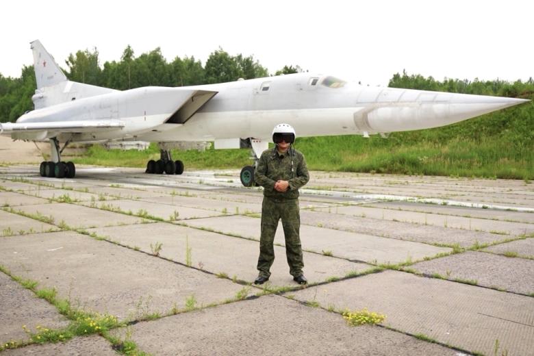 Военнослужащий РФ у стратегического бомбардировщика Ту-22М3 ВКС России