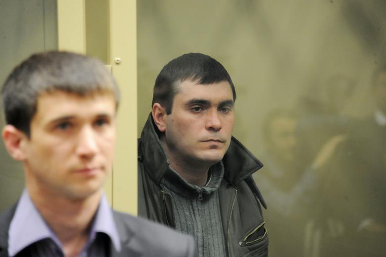 Вячеслав Рябцев (справа), обвиняемый в соучастии в убийстве, покушениях на убийство и разбойных нападениях, в Краснодарском краевом суде
